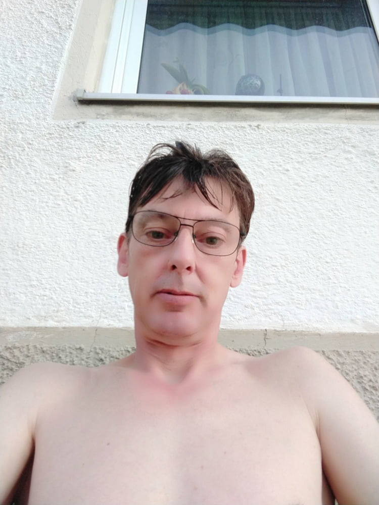 Den Kaffee und die Sonne auf der Terrasse trinken