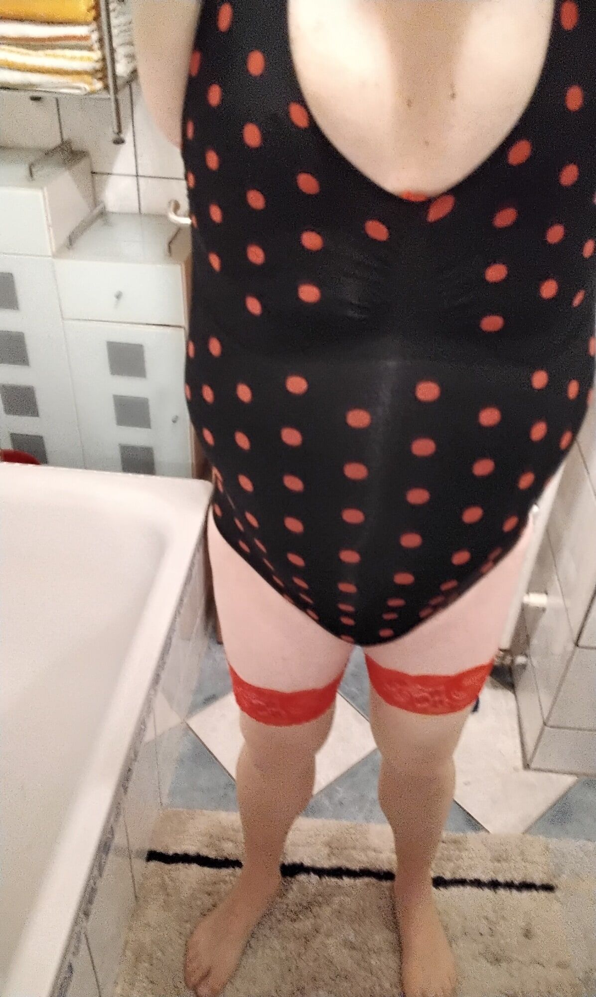 la grassa troia sissy in costume da bagno e calze di nylon