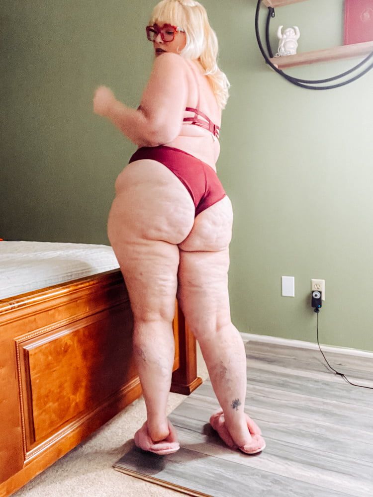 Fuzzy Pink Slippers BBW in Lingerie bends over blowjob 
