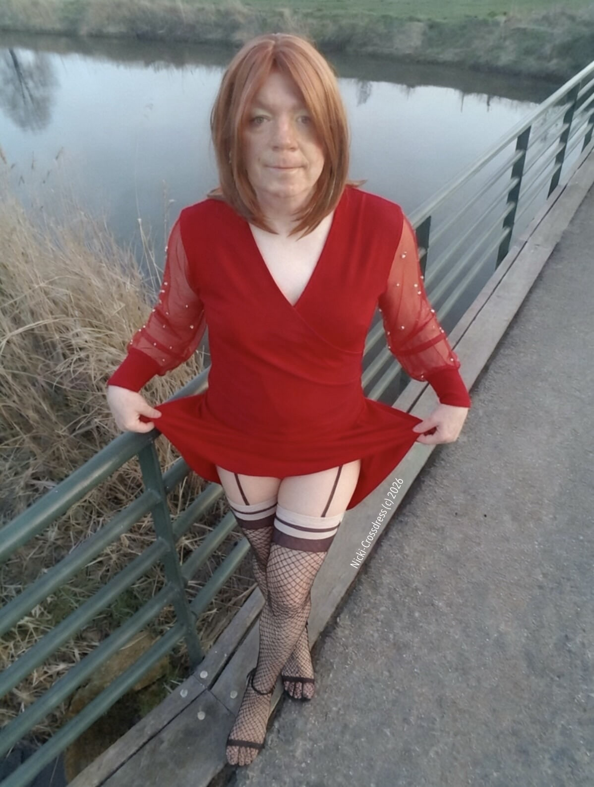Nicki-Crossdress sexy rotes Minikleid und Netzstrumpfhose 