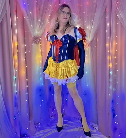 joanie snow white in blonde         