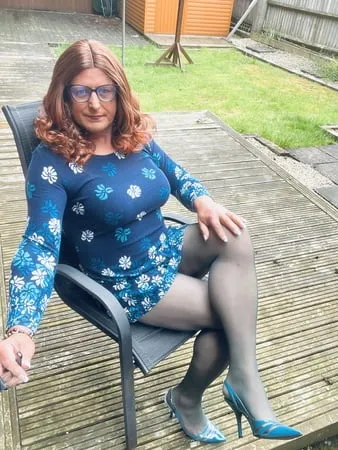 crossdresser kellycd in green seamless pantyhose         