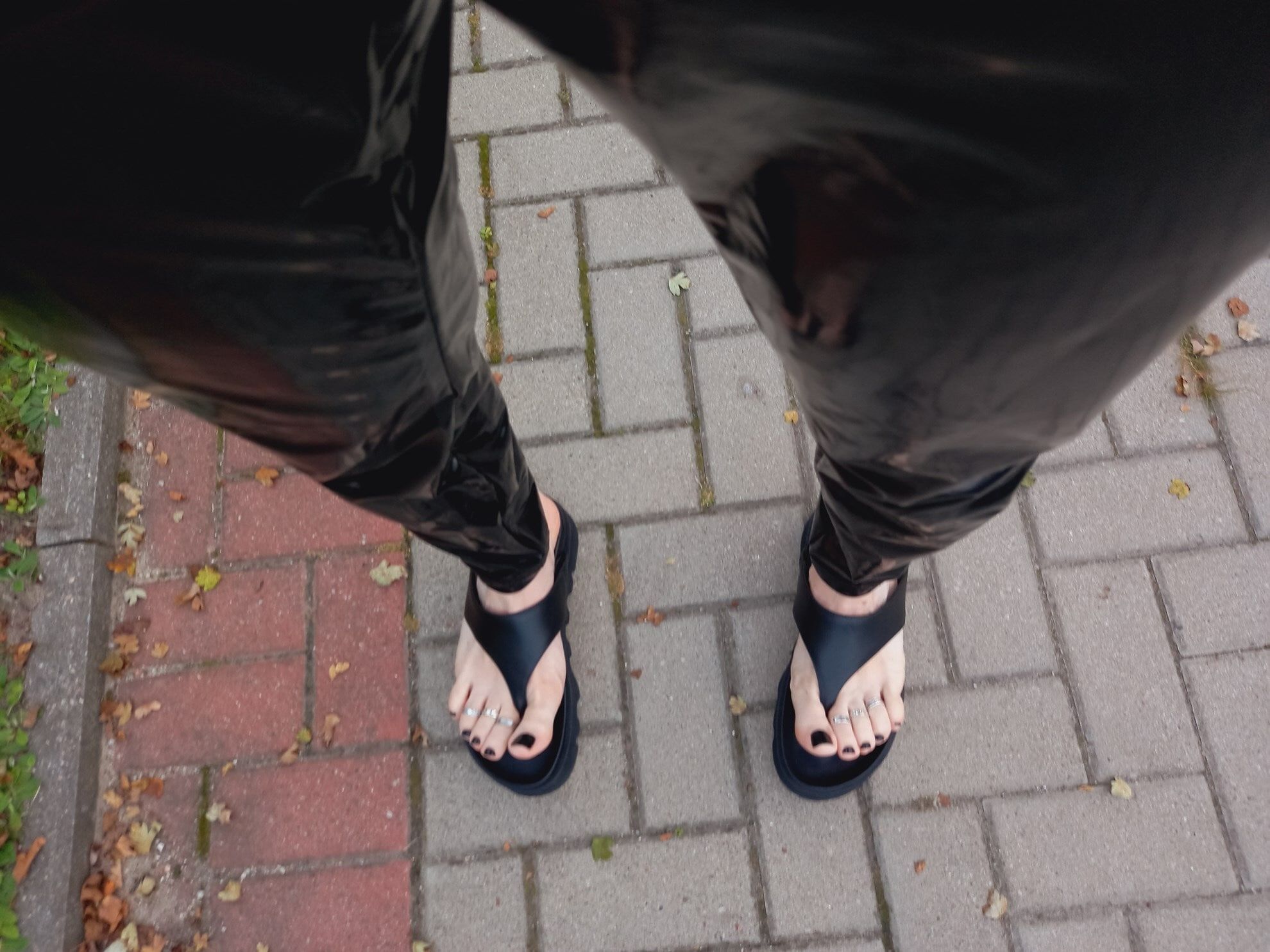 black flip flops - street walk #8