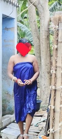 desi sexy Bhabhi bathing nude enjoy summer season