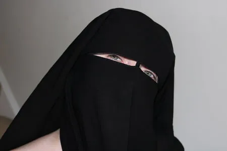 niqab wife posing nude in strappy high heels         