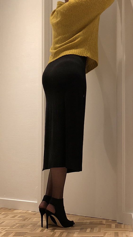 Mustard jumper, black skirt & stay up stockings