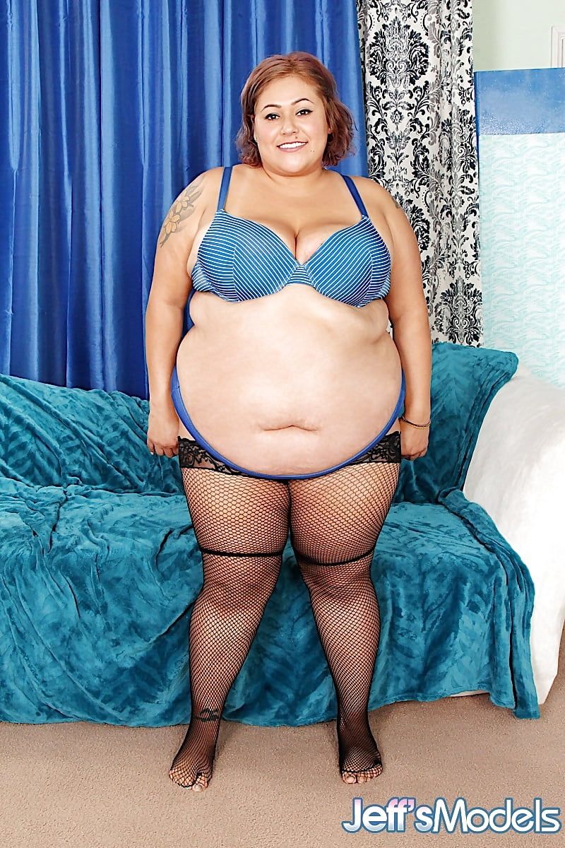 Sexy BBW Veruca Darling shows her assets