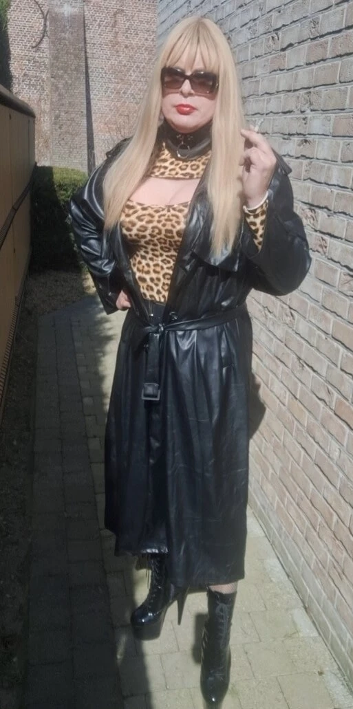 Fumer dans un manteau noir