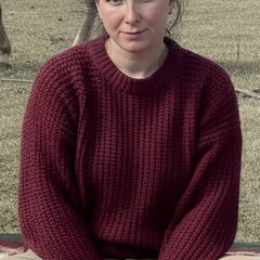 ฉันใส่เสื้อกันหนาวสีแดงและแก้ผ้าสําหรับโค้ชฟุตบอล 61f ของฉัน 