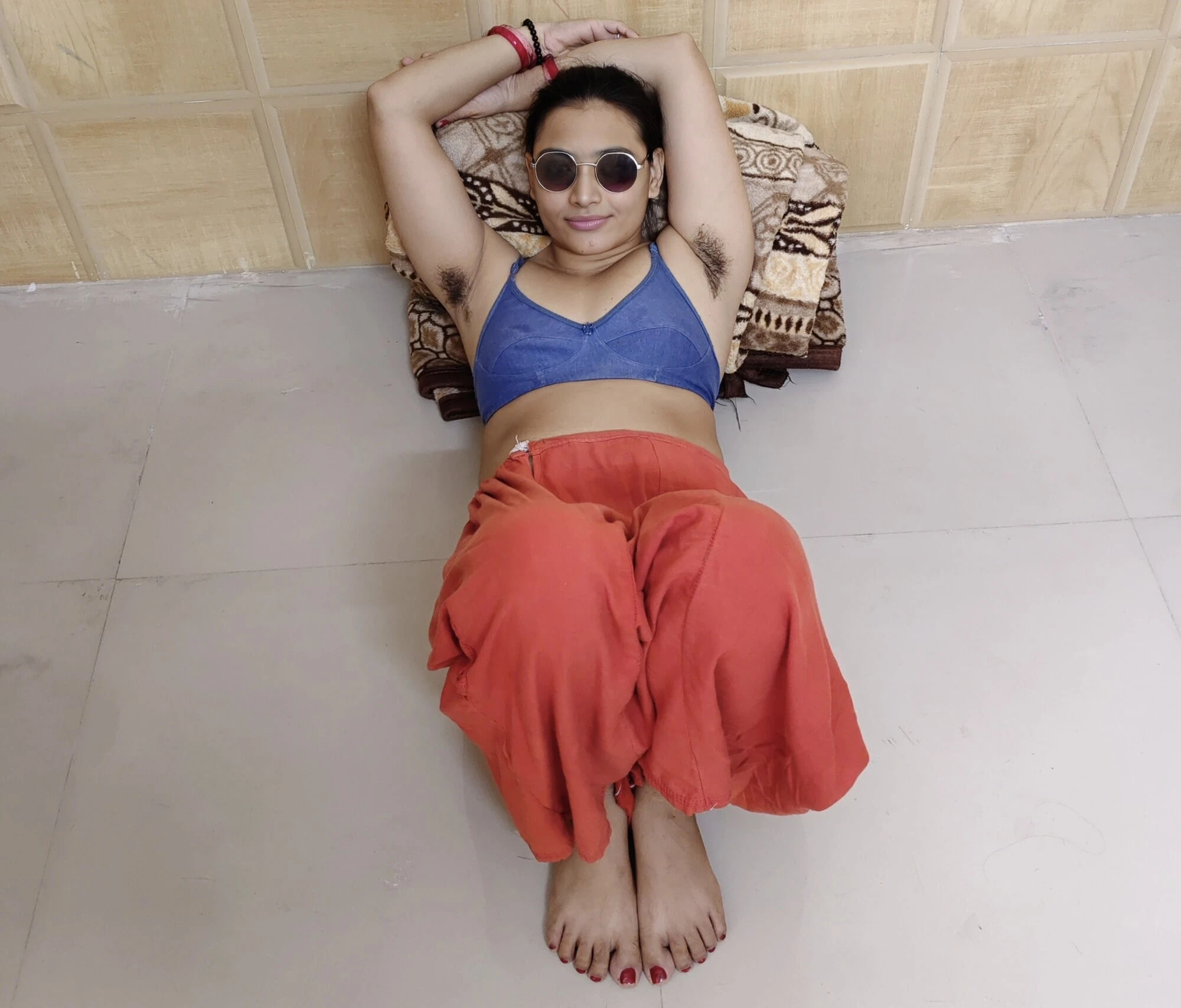 Ladki Ne Apne Chote Bhai Se Bagal ke Baal Utarvaye 