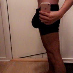 Veliki neobrezani izbočini dječak