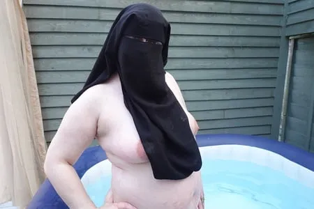 niqab nude in hot tub         