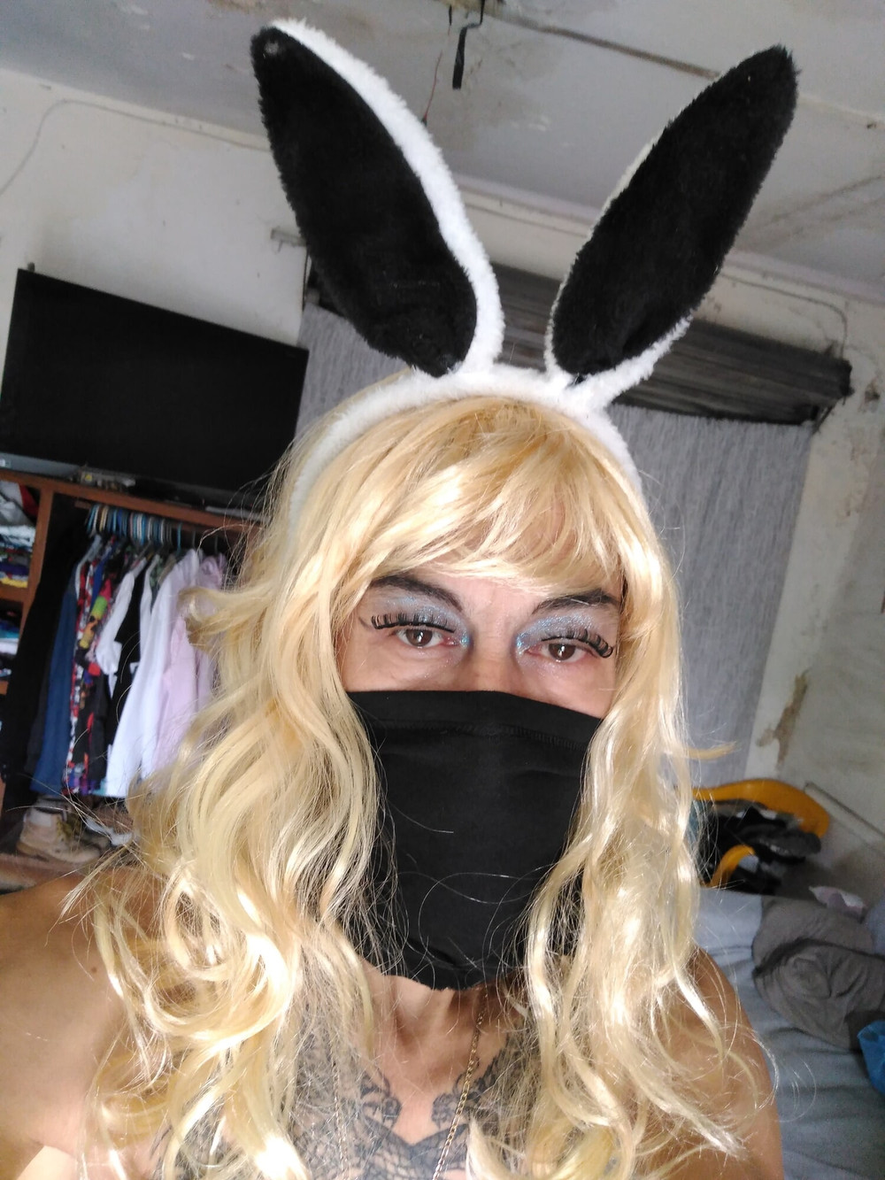 Travesti flaco novato ropa de conejita masoquista #3