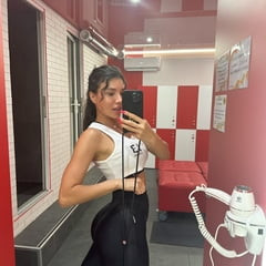 SPORTY MILF IN THE GYM