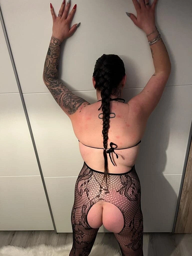 穿着内衣的怀孕荡妇