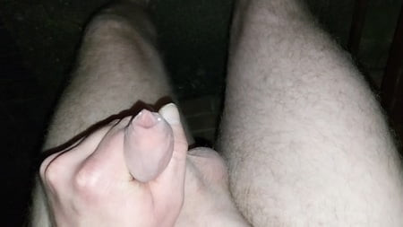 Espremendo meu pau sem cortes estourando para fazer xixi