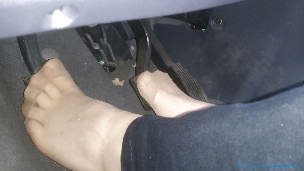 Im Auto: Helle Feinstrumpfhose #4