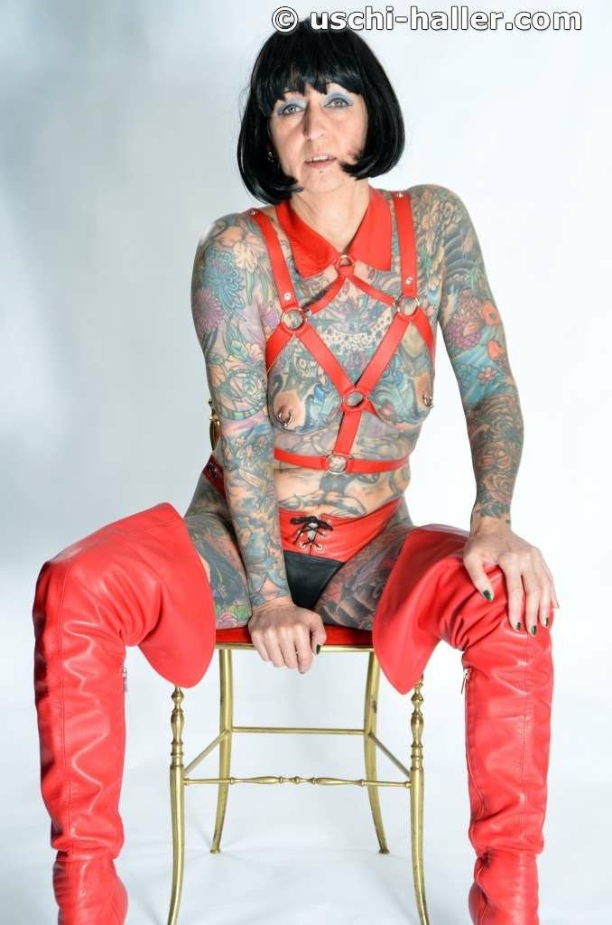 Photo shoot with full body tattooed MILF Cleo #25