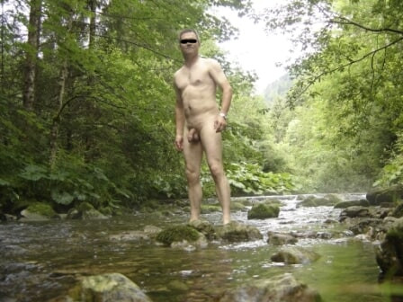 Naakt in het bos