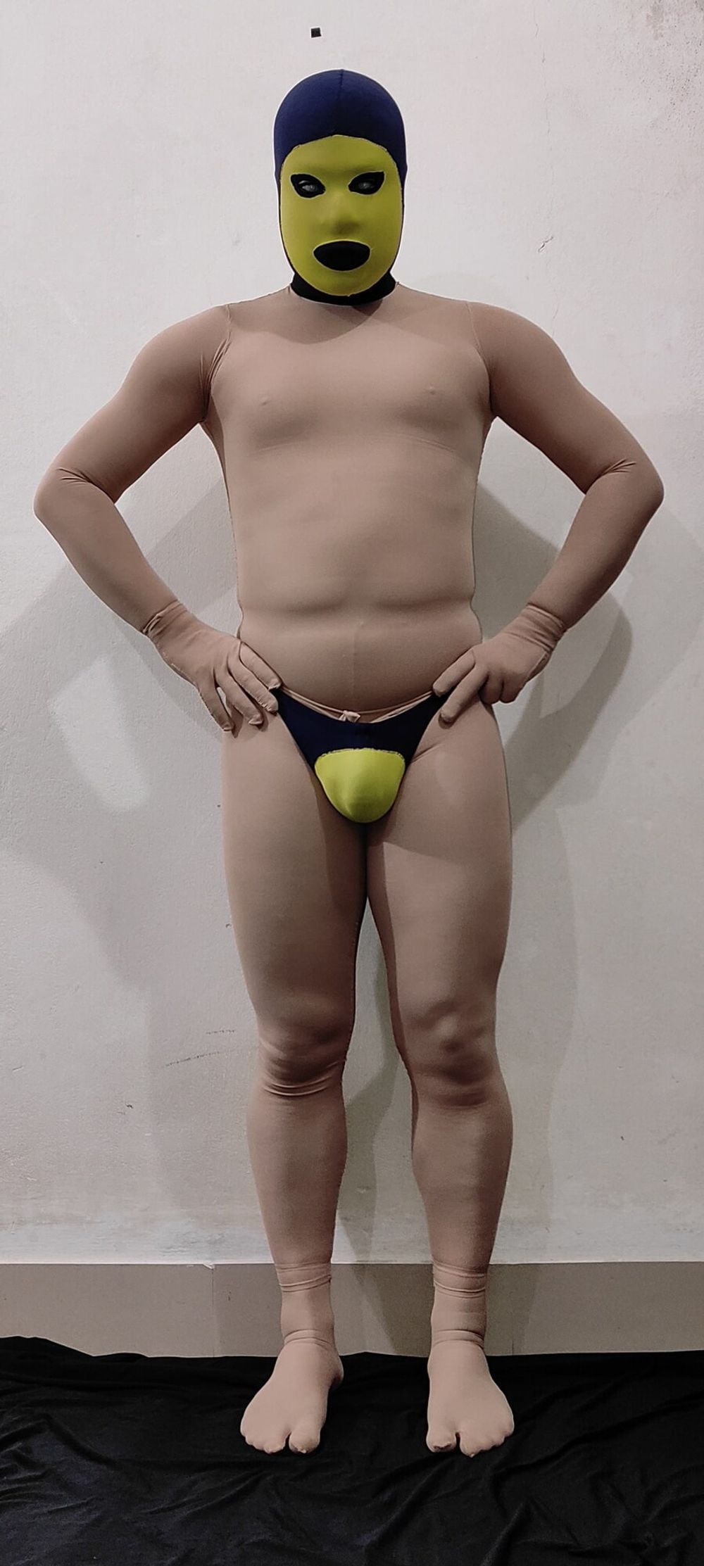 Zentai Circus penis play nude boy