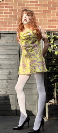 Crossdresser dengan gaun kuning