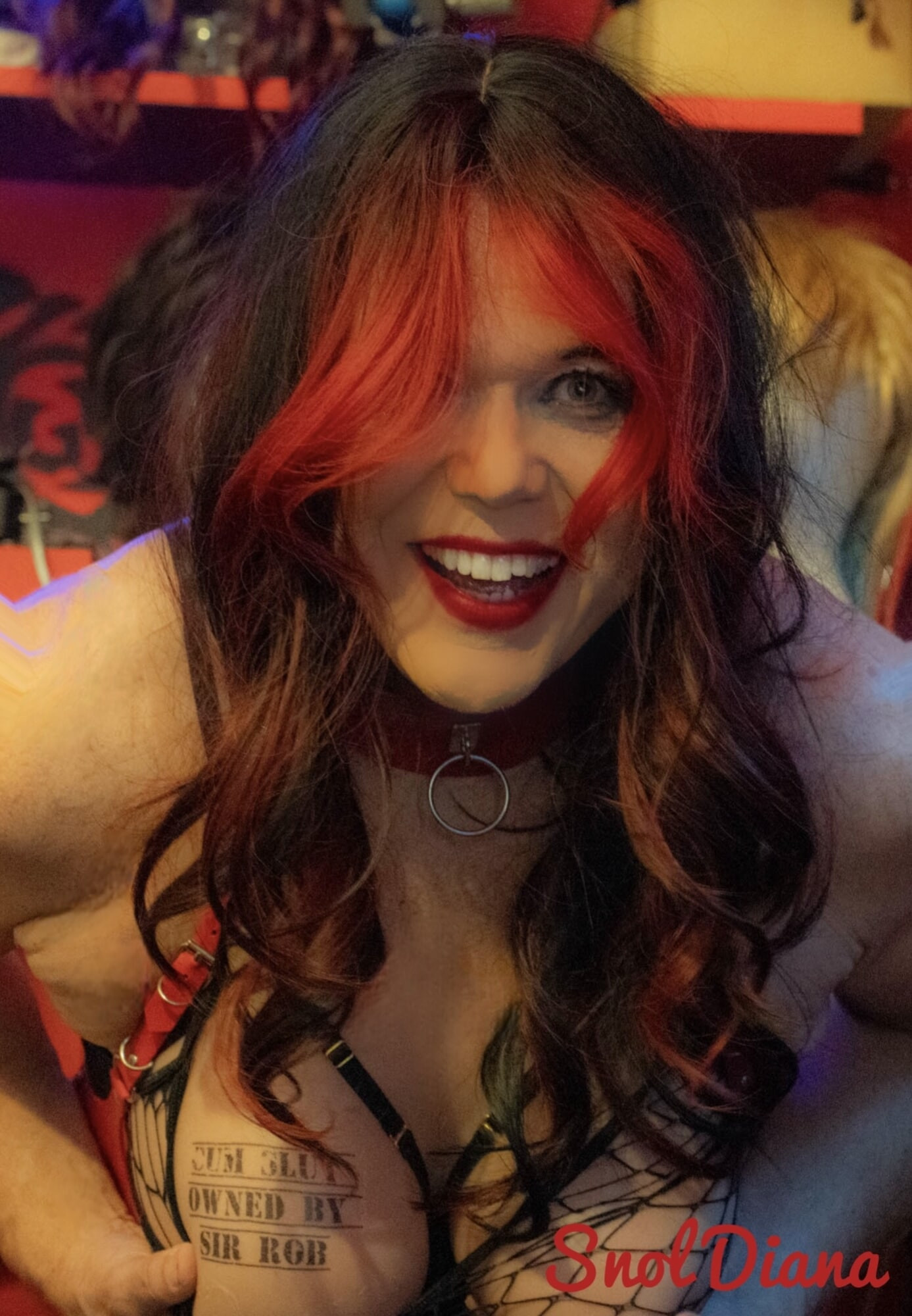 Snol Diana red head posing standing