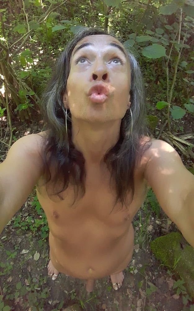 Tygra slut nude in the forest of the Robertsau.