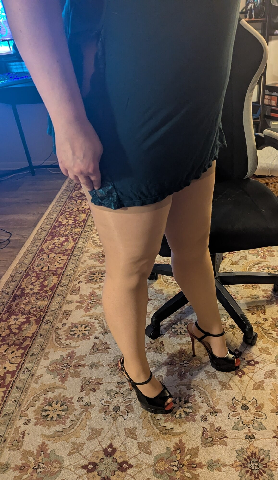 Milf in Pantyhose and Heels