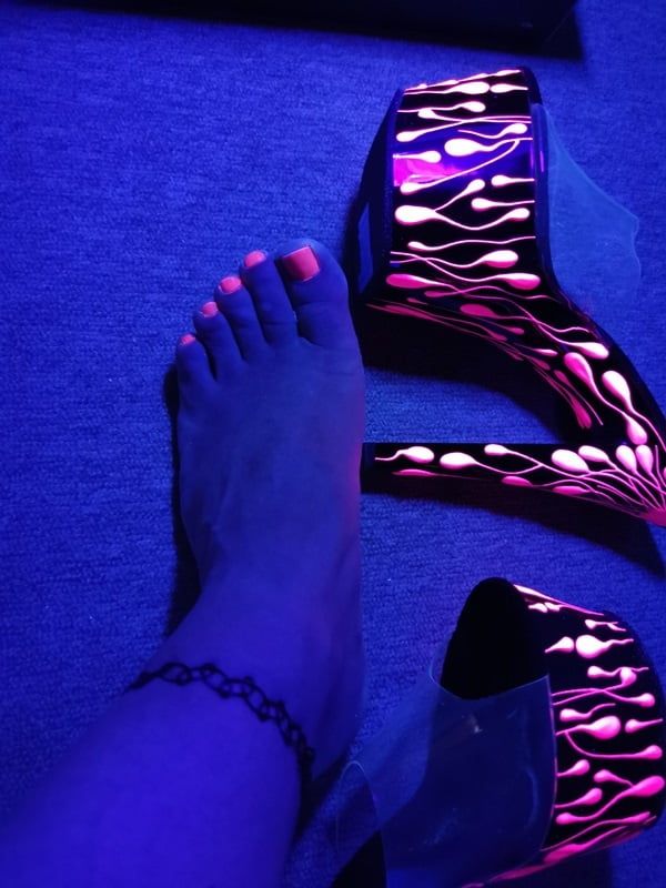 Sexy CD Feet On High Heels Posing In Neon Light #25