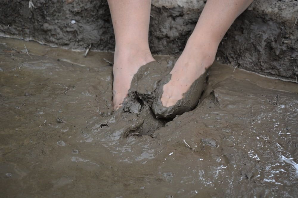 Sexy amateur MILF&#039;s feet in tights playing in thick mud #4