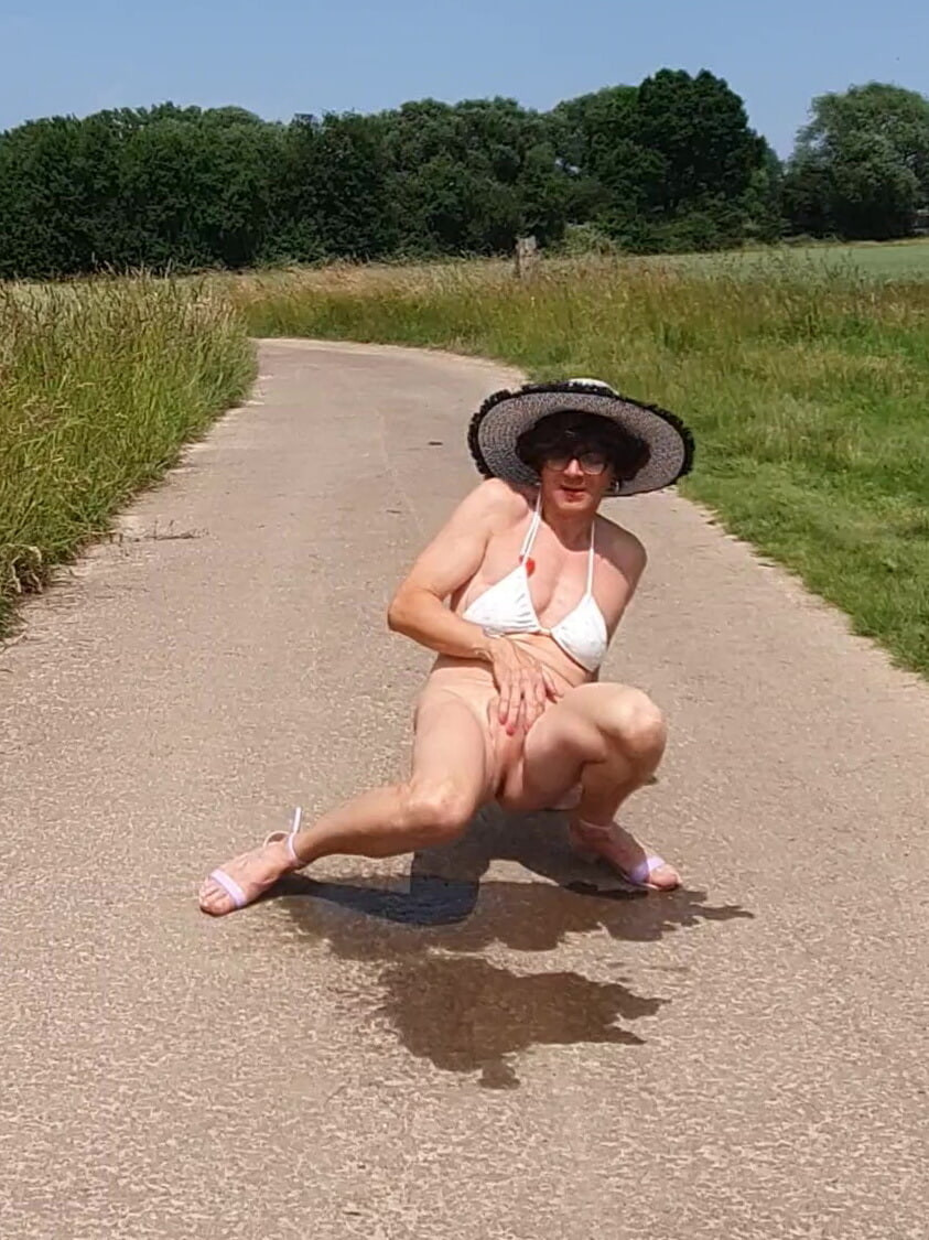 Sissy Carina in the summer with nicw hat