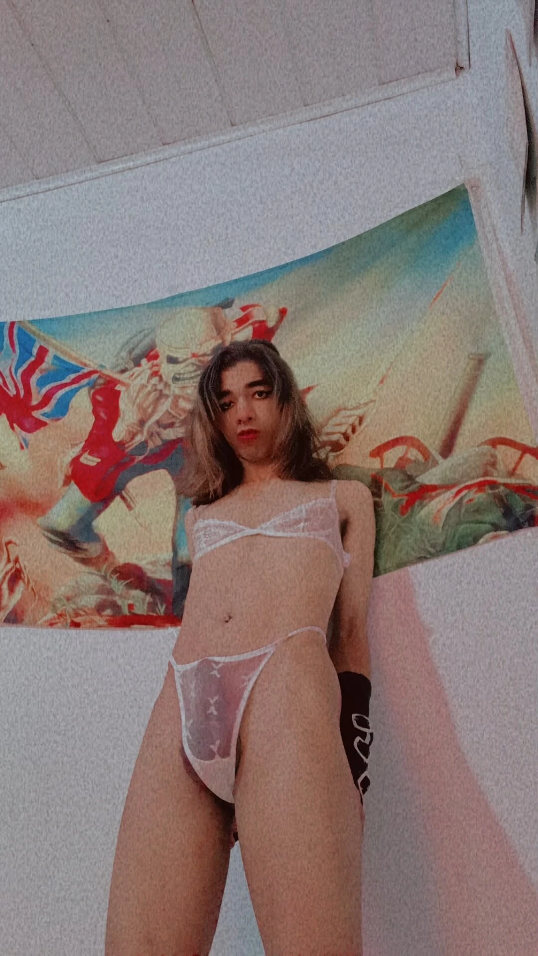 Viado gay com tesao brinca com um vibrador e mal consegue ve 