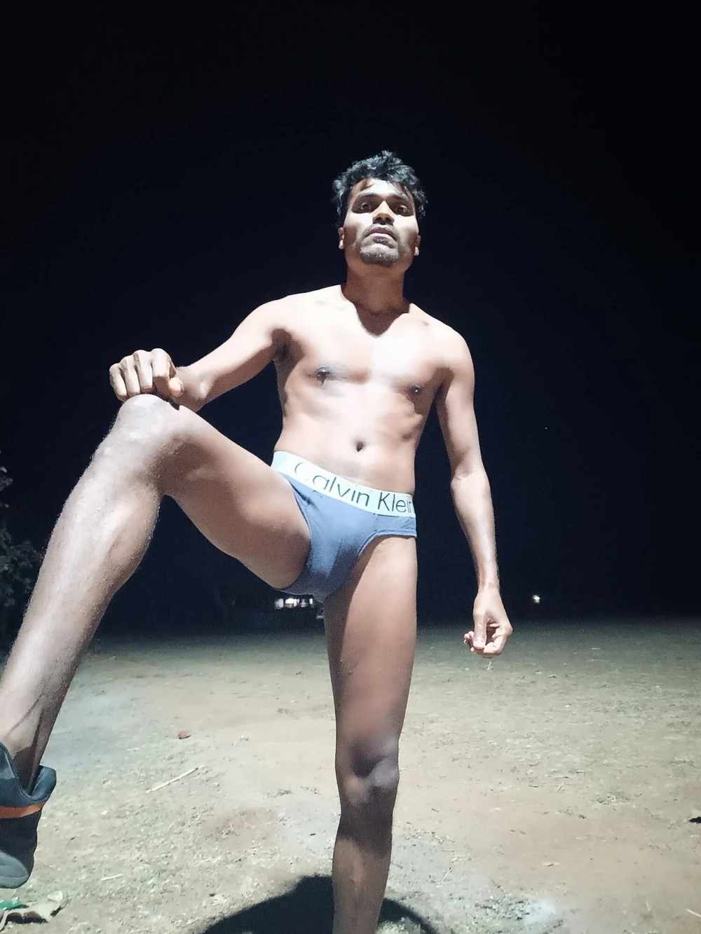 Cricket ground me rat ko Bina kopode me workout 