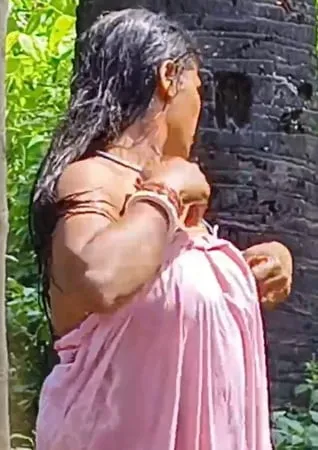 desi sexy bhabhi bathing nude enjoy summer season         