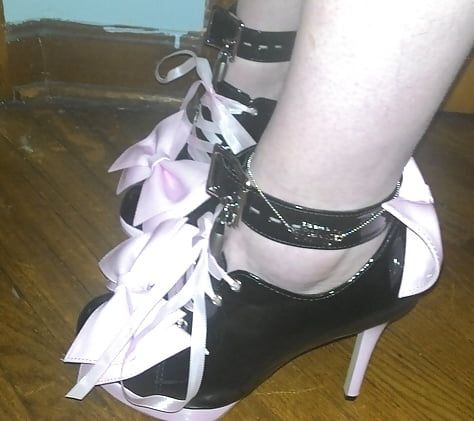 Lockable pansy bow heels  #3