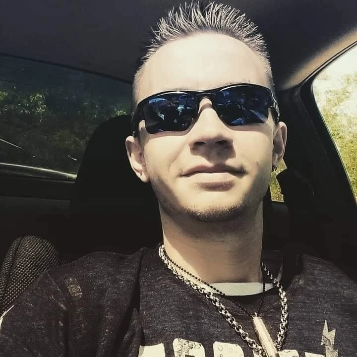 Kiéhezett srác itt 