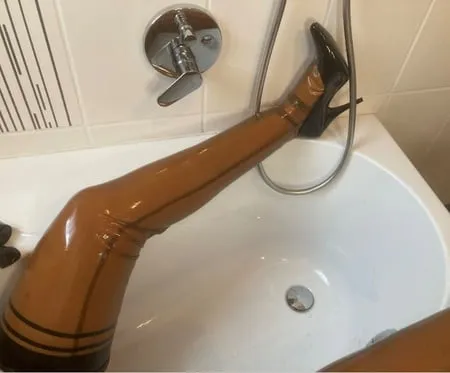 latex and dildo in bath tub         