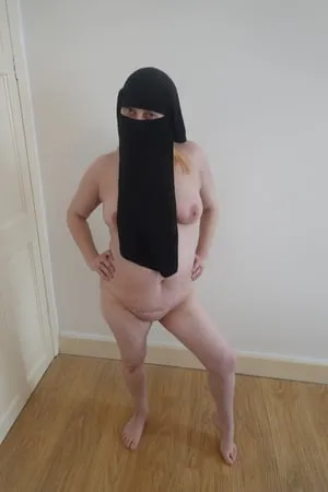 posing naked in niqab         