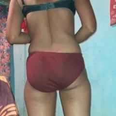 Ayol erining oldida jinsiy aloqa izlaydi.