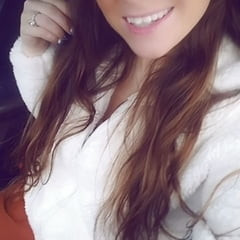 Moja 38f gospodarica me natjerala da se jebem u bijelim džemperima. Jesam