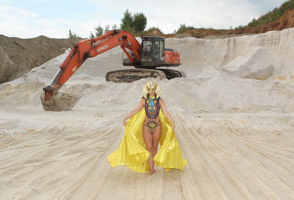 Queen of Excavators #21