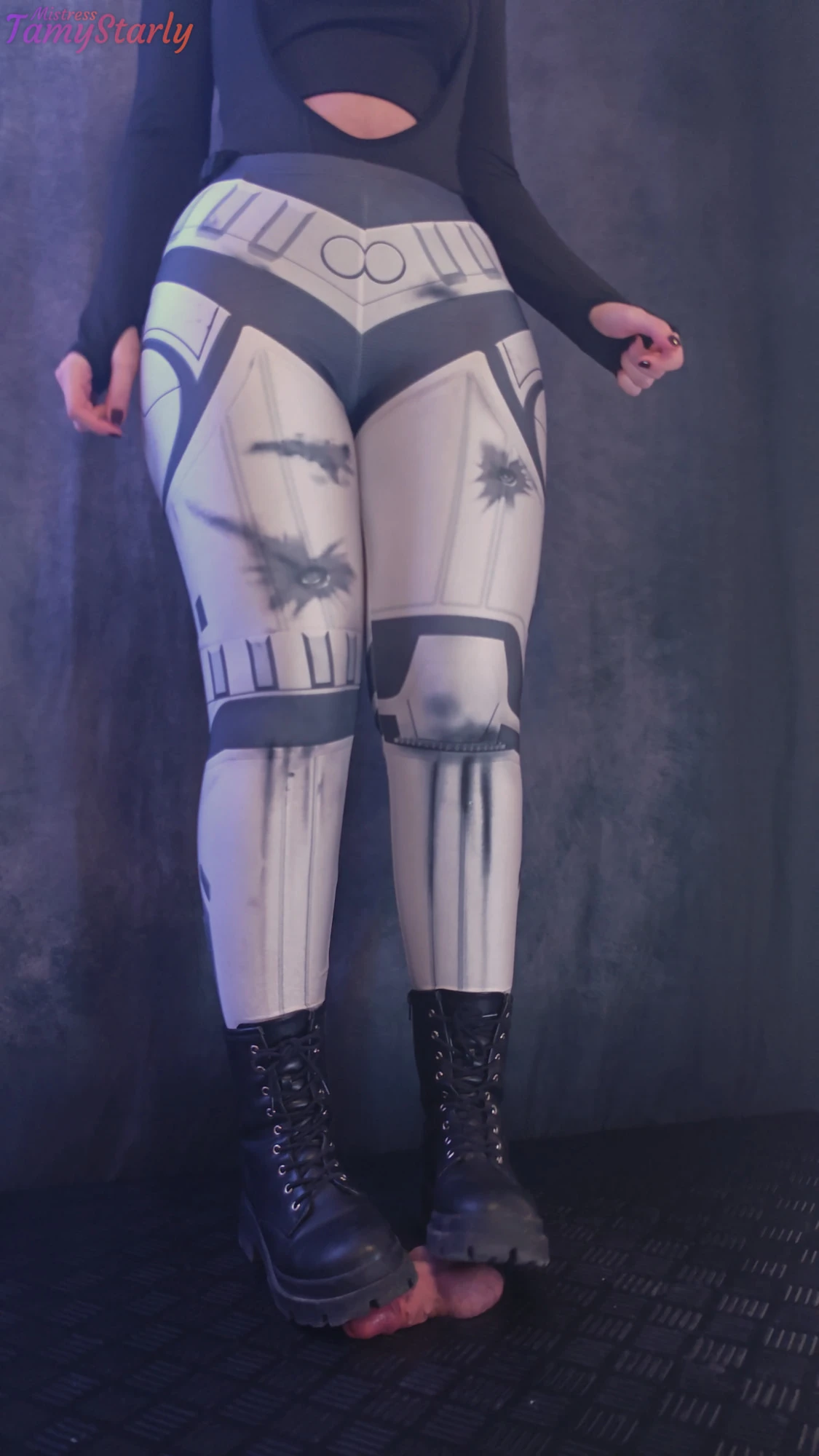 测试你的鸡巴和球的耐久性 - 两双靴子