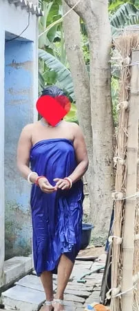 desi sexy bhabhi bathing nude enjoy summer season         