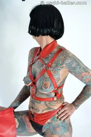 photo shoot with full body tattooed milf cleo         