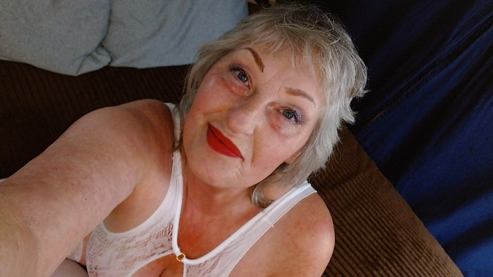 Vintage Vixen DawnSkye showing off her lovely curves #9