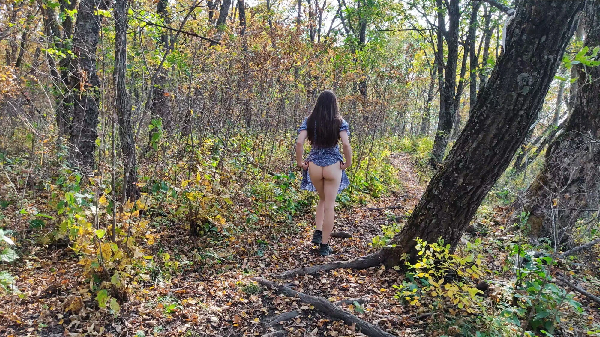 An autumn walk with a naked arse