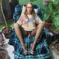 Goode Girl shows off pussy and nylons and high heels 