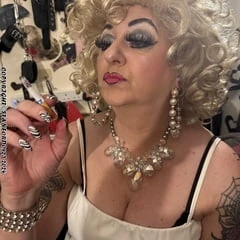 MOMS NEEDS SHIRLEY