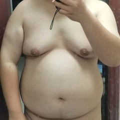 彼の姿を披露するアジアの男の子たち