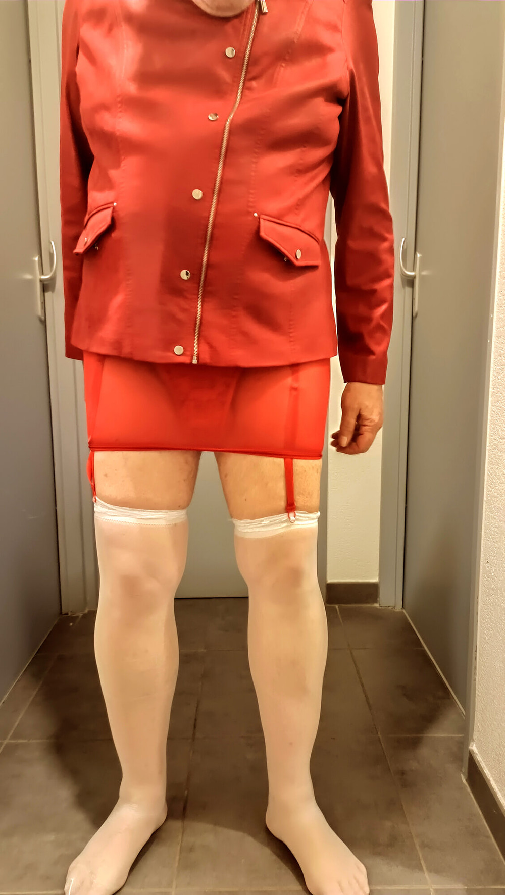 Veston et mini jupe rouge #2